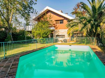 Casa de 5 ambientes   dependencia de servicio en venta, en San Isidro.