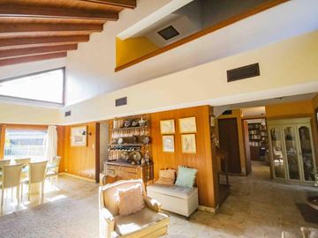 Casa de 5 ambientes   dependencia de servicio en venta, en San Isidro.
