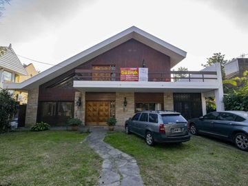 Casa de 5 ambientes   dependencia de servicio en venta, en San Isidro.