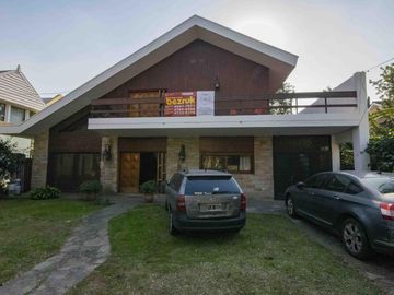 Casa de 5 ambientes   dependencia de servicio en venta, en San Isidro.