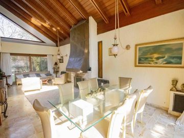 Casa de 5 ambientes   dependencia de servicio en venta, en San Isidro.