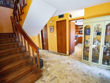 Casa de 5 ambientes   dependencia de servicio en venta, en San Isidro.