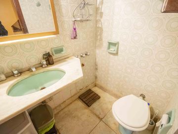 Casa de 5 ambientes   dependencia de servicio en venta, en San Isidro.
