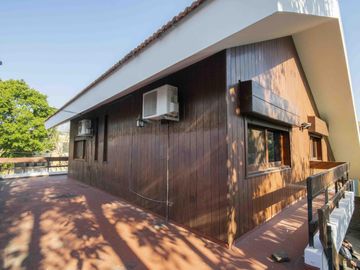 Casa de 5 ambientes   dependencia de servicio en venta, en San Isidro.