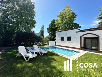 Casa en venta 5 dormitorios Funes Hills Cadaques Funes Santa Fe jardín con pileta