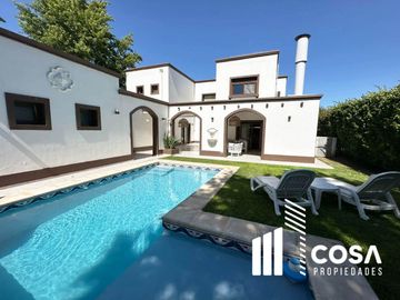 Casa en venta 5 dormitorios Funes Hills Cadaques Funes Santa Fe jardín con pileta
