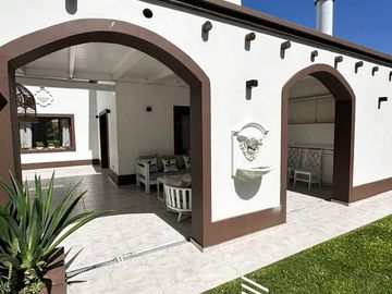 Casa en venta 5 dormitorios Funes Hills Cadaques Funes Santa Fe jardín con pileta