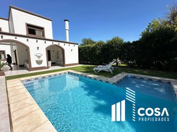 Casa en venta 5 dormitorios Funes Hills Cadaques Funes Santa Fe jardín con pileta