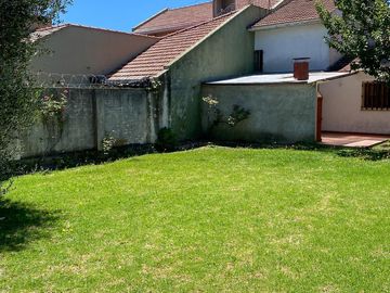 Chalet Familiar con Amplio Jardín en Colinas de Peralta Ramos