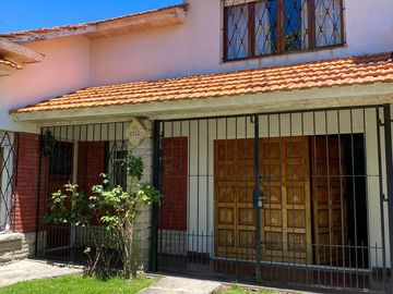 Chalet Familiar con Amplio Jardín en Colinas de Peralta Ramos