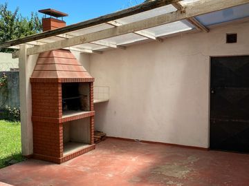 Chalet Familiar con Amplio Jardín en Colinas de Peralta Ramos