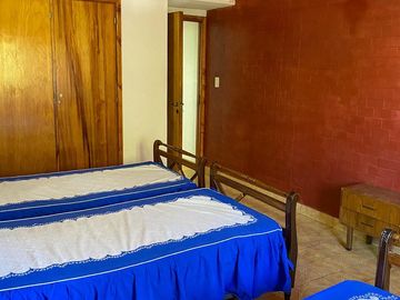Chalet Familiar con Amplio Jardín en Colinas de Peralta Ramos
