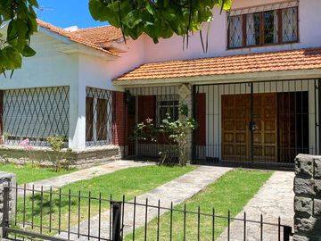 Chalet Familiar con Amplio Jardín en Colinas de Peralta Ramos