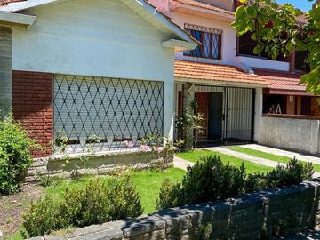 Chalet Familiar con Amplio Jardín en Colinas de Peralta Ramos