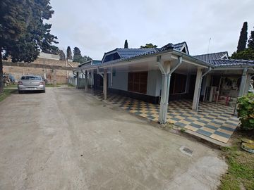 Casaquinta en  venta sobre dos parcelas en G. Catan
