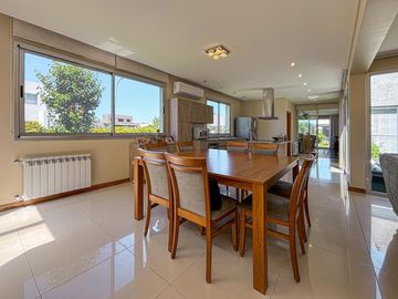 Casa de 3 dormitorios en una planta, con pileta y quincho en San Sebastian