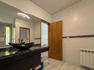 Casa de 3 dormitorios en una planta, con pileta y quincho en San Sebastian