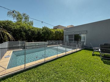 Casa de 3 dormitorios en una planta, con pileta y quincho en San Sebastian