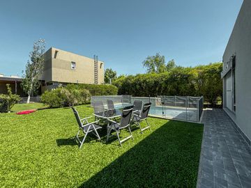Casa de 3 dormitorios en una planta, con pileta y quincho en San Sebastian