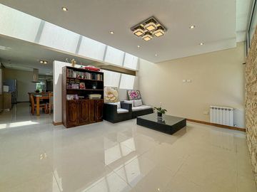 Casa de 3 dormitorios en una planta, con pileta y quincho en San Sebastian