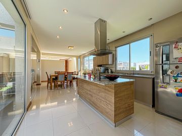 Casa de 3 dormitorios en una planta, con pileta y quincho en San Sebastian