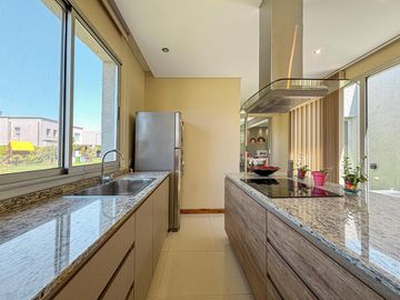 Casa de 3 dormitorios en una planta, con pileta y quincho en San Sebastian