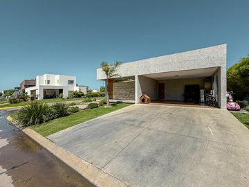 Casa de 3 dormitorios en una planta, con pileta y quincho en San Sebastian