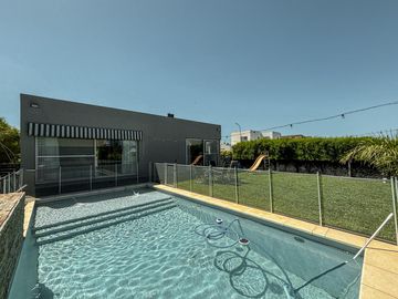Casa de 3 dormitorios en una planta, con pileta y quincho en San Sebastian