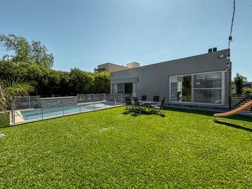 Casa de 3 dormitorios en una planta, con pileta y quincho en San Sebastian