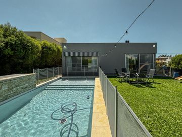 Casa de 3 dormitorios en una planta, con pileta y quincho en San Sebastian