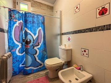 Casa de 3 dormitorios en una planta, con pileta y quincho en San Sebastian