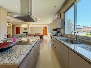 Casa de 3 dormitorios en una planta, con pileta y quincho en San Sebastian