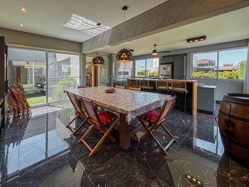 Casa de 3 dormitorios en una planta, con pileta y quincho en San Sebastian