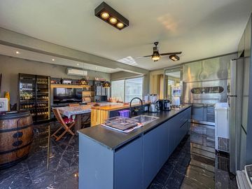 Casa de 3 dormitorios en una planta, con pileta y quincho en San Sebastian