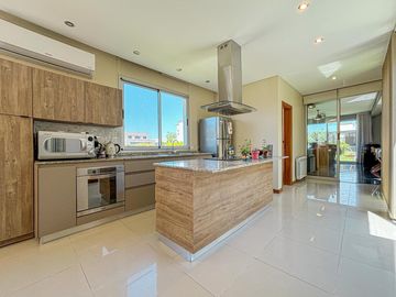 Casa de 3 dormitorios en una planta, con pileta y quincho en San Sebastian