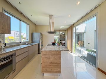 Casa de 3 dormitorios en una planta, con pileta y quincho en San Sebastian