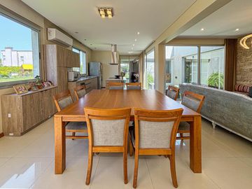 Casa de 3 dormitorios en una planta, con pileta y quincho en San Sebastian
