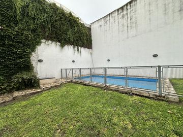 VENTA Depto planta baja 2 ambientes patio, parrillas, piscina y cochera