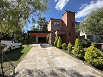 Hermosa Propiedad en el Barrio El Ensueño