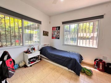 Venta casa de 3 dormitorios con terreno de 2500 m2 en Funes