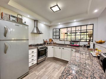 Venta casa de 3 dormitorios con terreno de 2500 m2 en Funes