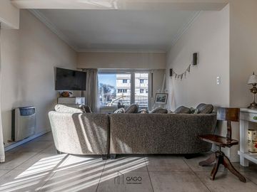 Departamento en  Av. Independencia y Larrea