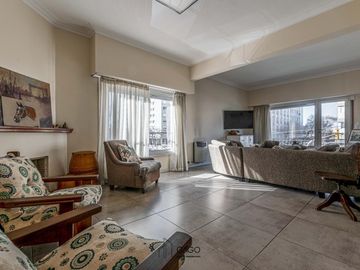 Departamento en  Av. Independencia y Larrea