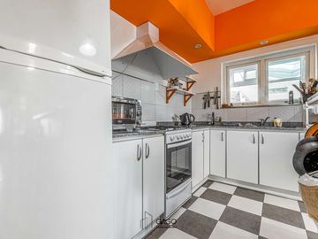 Departamento en  Av. Independencia y Larrea
