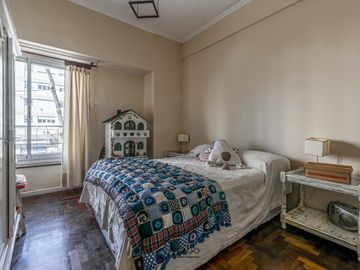 Departamento en  Av. Independencia y Larrea