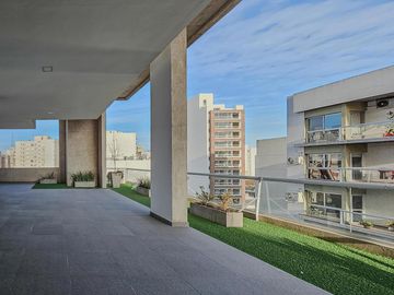 Excelente piso de categoria a metros de Alem