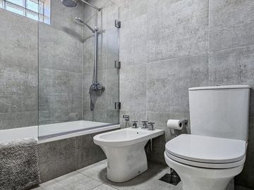 Excelente piso de categoria a metros de Alem