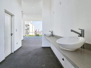 Excelente piso de categoria a metros de Alem
