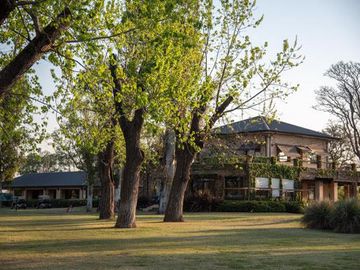 Venta casa de tres dormitorios en suite con galeria, parrillero y pileta. La Rinconada, Ibarlucea