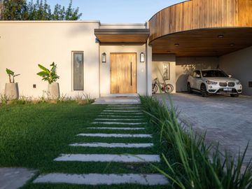 Venta casa de tres dormitorios en suite con galeria, parrillero y pileta. La Rinconada, Ibarlucea